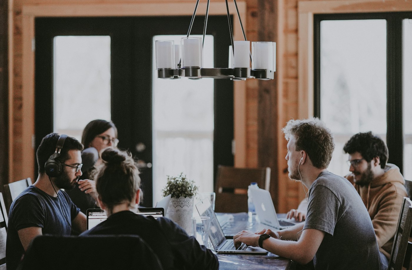 Equipo de trabajo reunido alrededor de una mesa